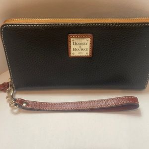 Dooney & Bourke clutch/wallet